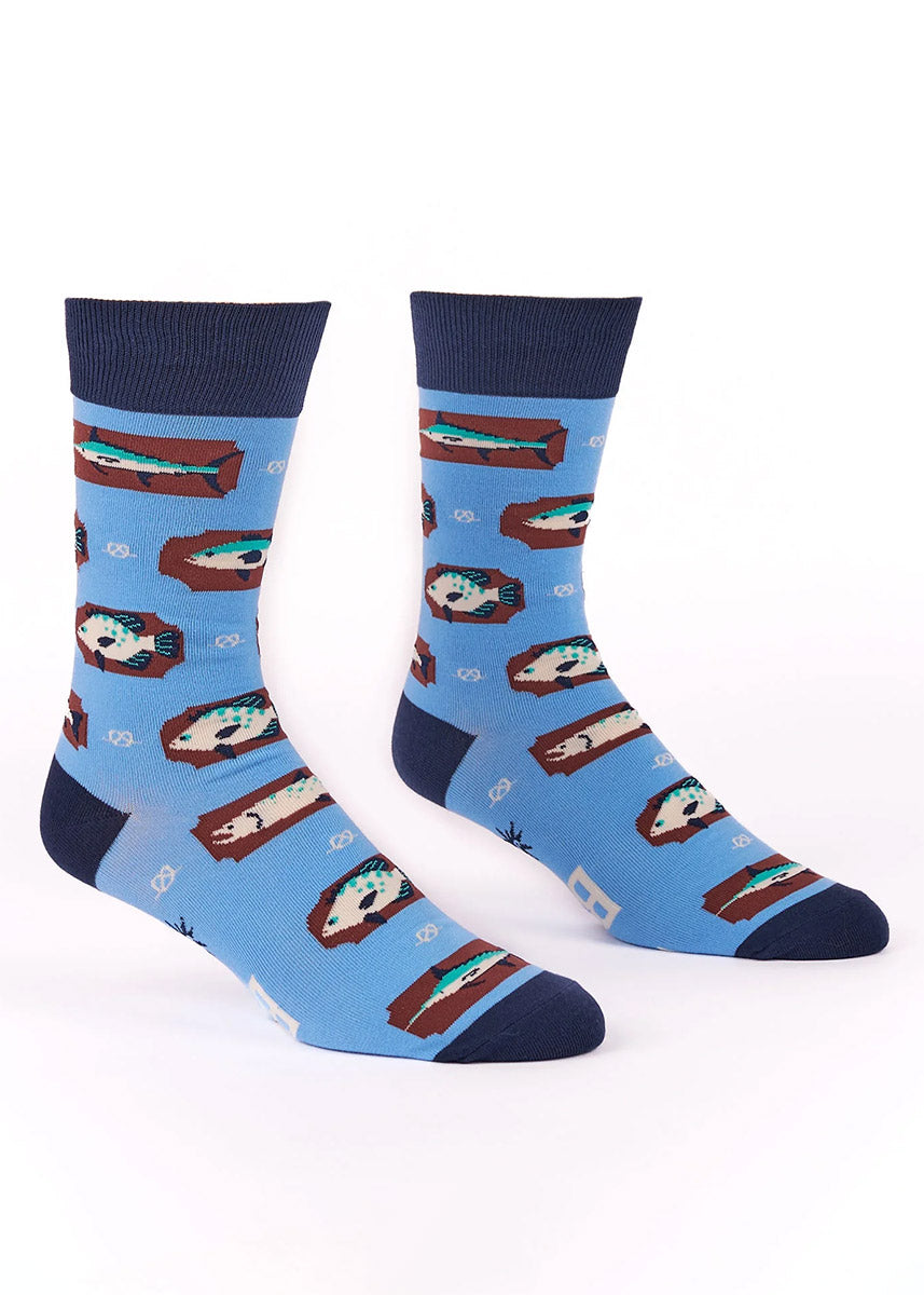 Light blue crew socks for men with an allover pattern of wall-mounted fish.