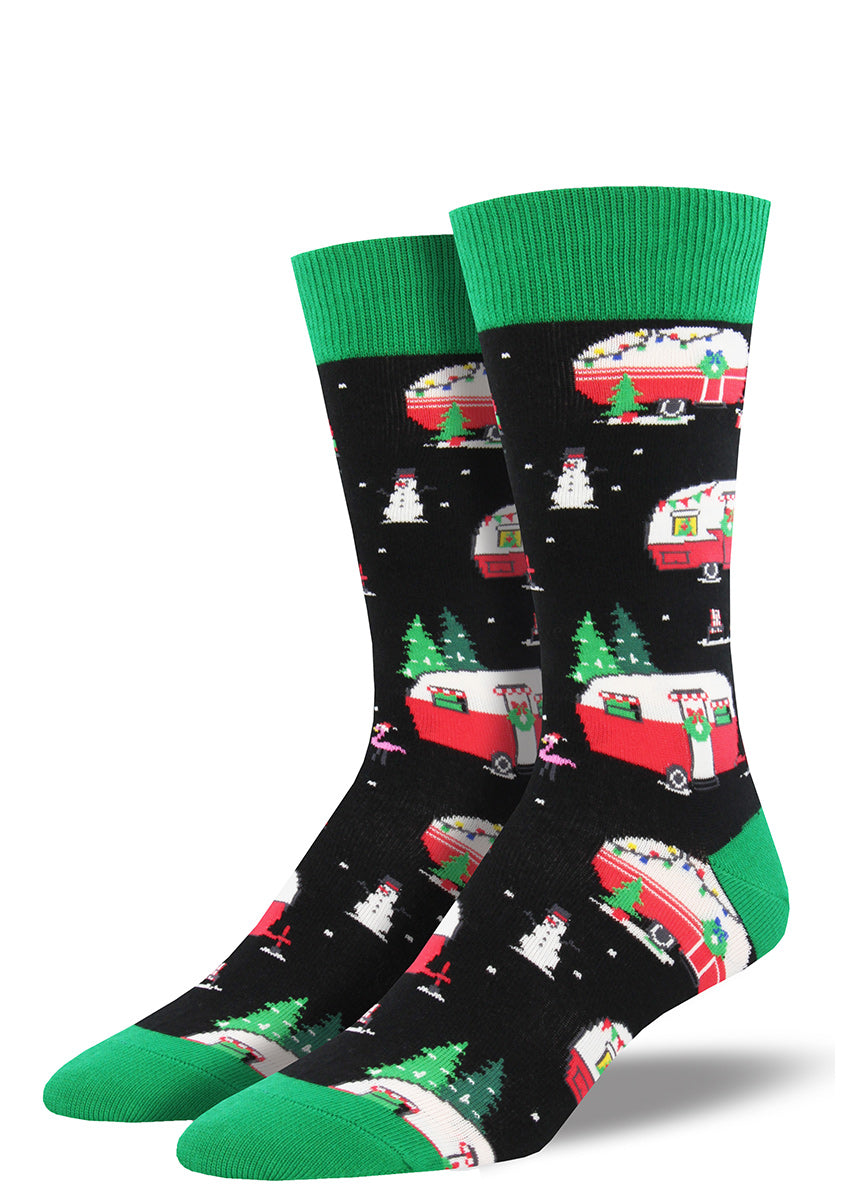 Have a carefree Christmas in these men&#39;s socks with campers decorated for the holidays.